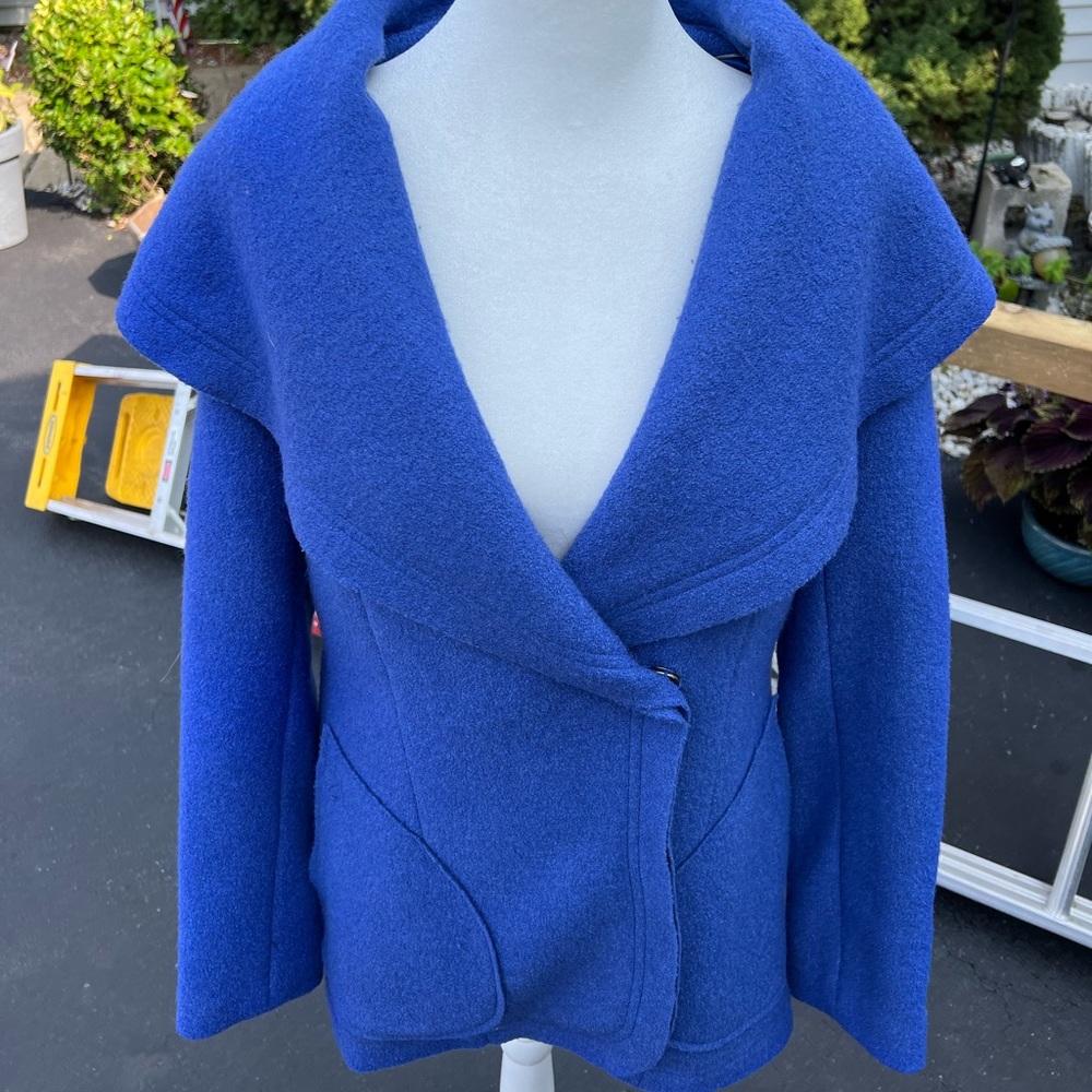 Come into fall with this gorgeous coat.